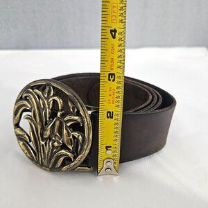 VTG Mossimo XL Brown Leather 2" Belt with Iris Floral Brass Tone Post Buckle